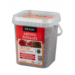 Rose bushes fertilizer