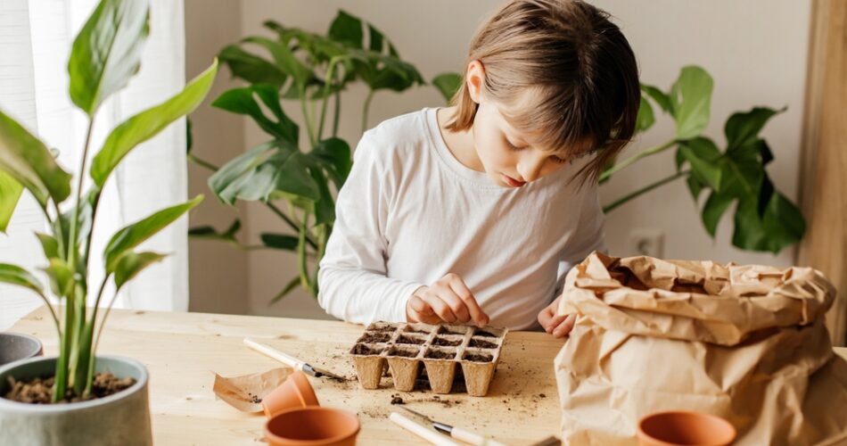 Niña creando su huerto